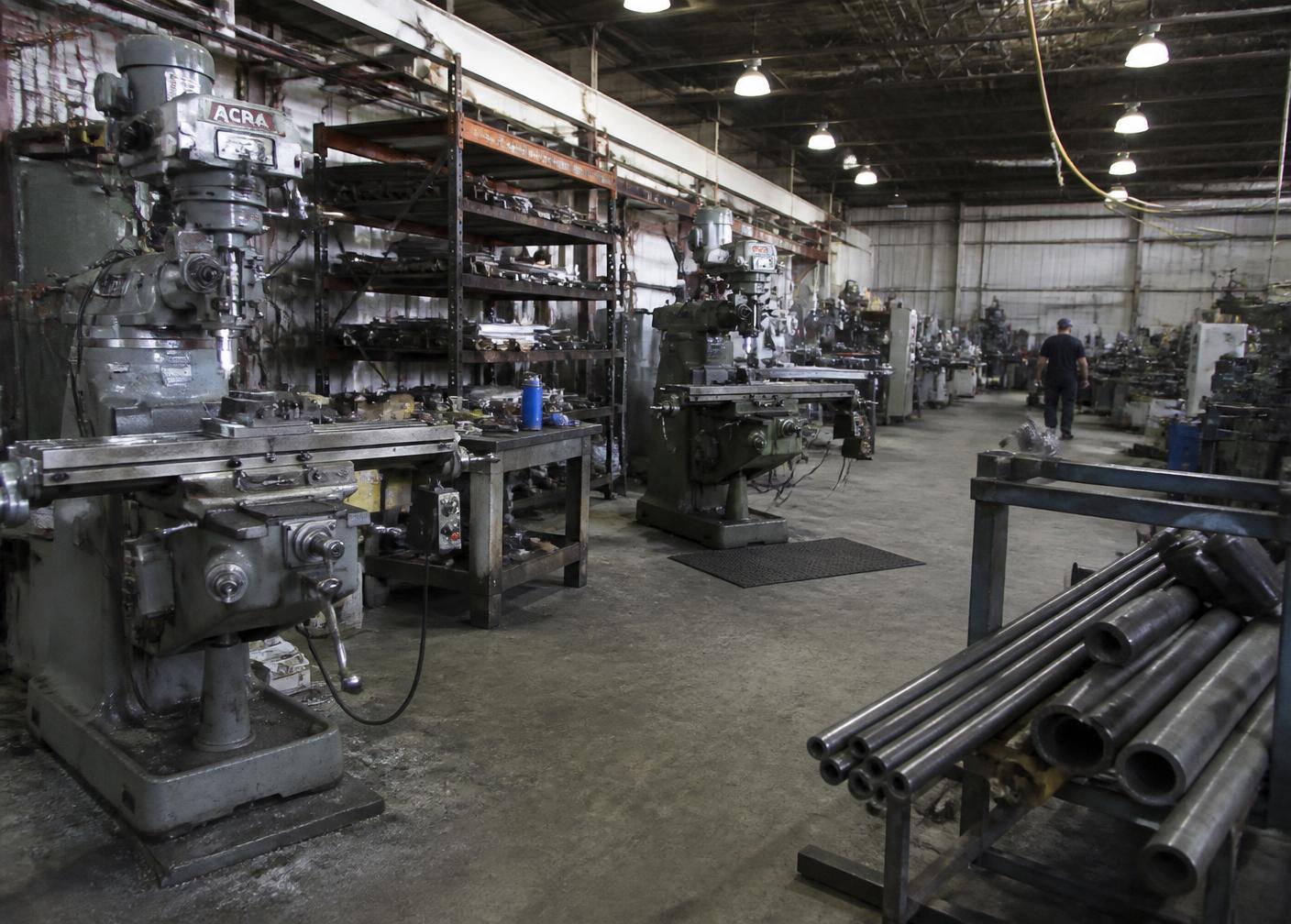Interior de un taller de mecánica industrial con tornos y fresadoras